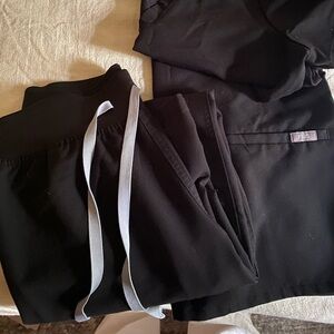 Black Figs Scrub Set